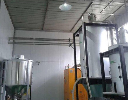 Dehumidification drying system match for PMMA optical extrusion
